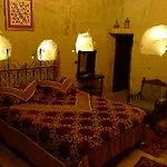 Traveller's Cave 3*