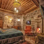 Traveller's Cave 3*