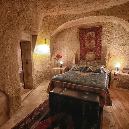 Traveller's Cave 3*