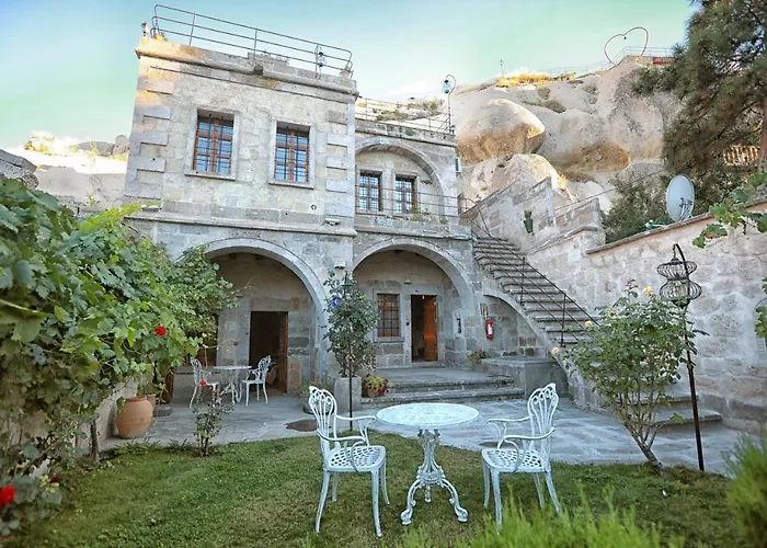 Traveller's Cave Hotel 3*